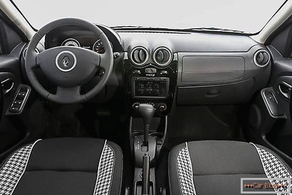 Důsledky konstrukce kabiny Renault Sandero jsou kompenzovány praktičností a komfortem.