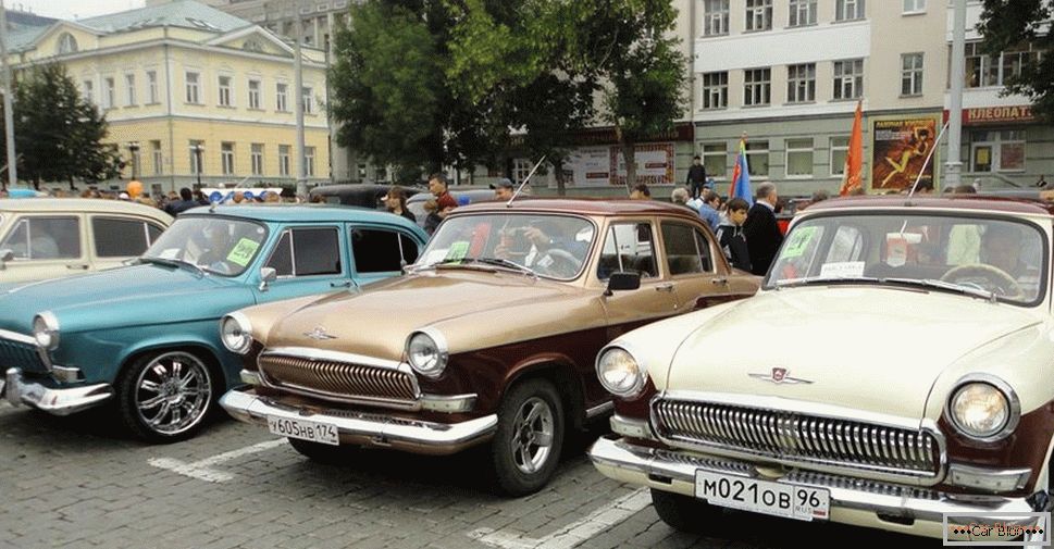 Výstava retro automobilů v Jekatěrinburgu