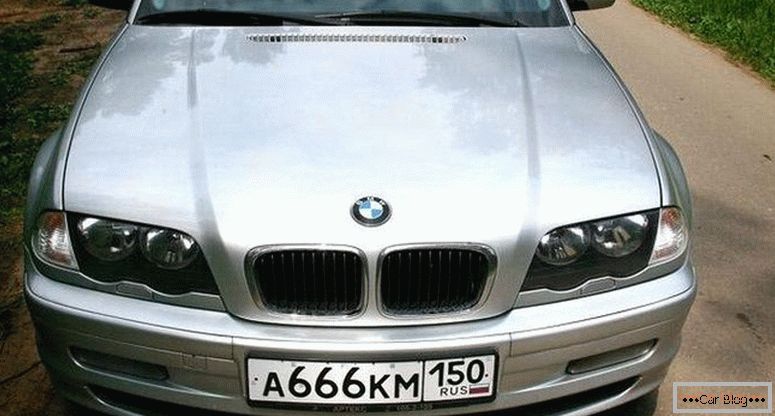 BMW řady 3 v zadní části E46 - číslo ďábla na čísle