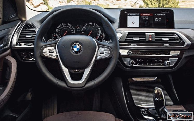 Třetí generace BMW X3 se ukázala více než stará BMW X5