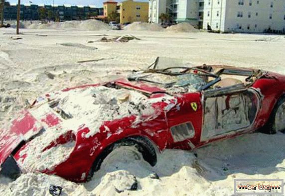 Ferrari 250 Spyder pokrytý pískem