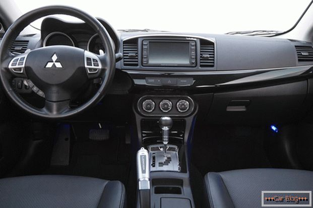 Mitsubishi lancer se může pochlubit stylovým interiérem s ergonomickými sedadly.