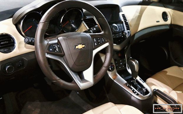 Kvalita dokončovacích materiálů a skvělé možnosti nastavení jsou charakteristické vlastnosti sedanu Chevrolet Cruze.