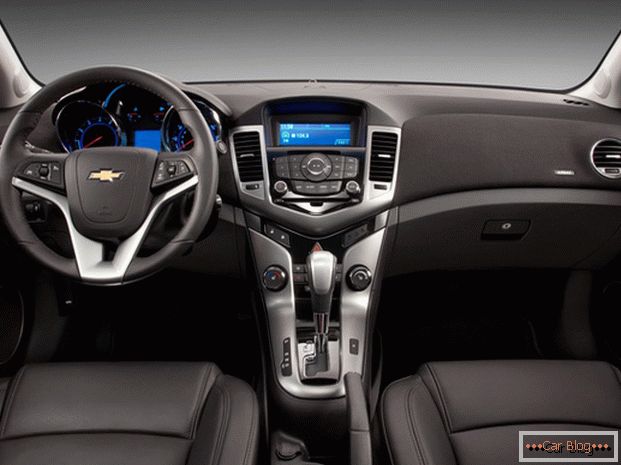 Chevrolet Cruze interiér vozu порадует владельца качеством отделочных материалом и спортивной стилистикой