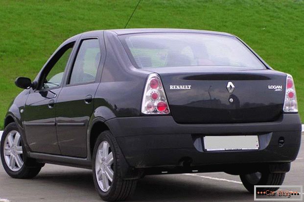 Automobil Renault Logan: zadní pohled