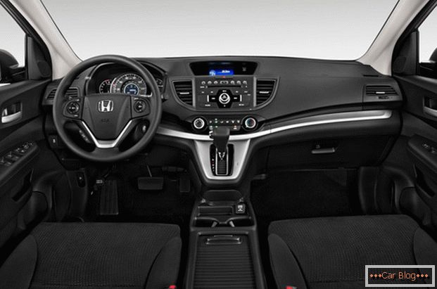 V kabině automobilu Honda CR-V