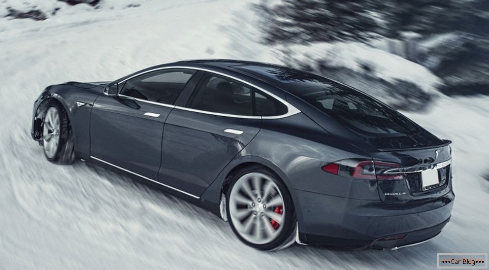 Devadesát tisíc výrobců Tesla Model S reaguje