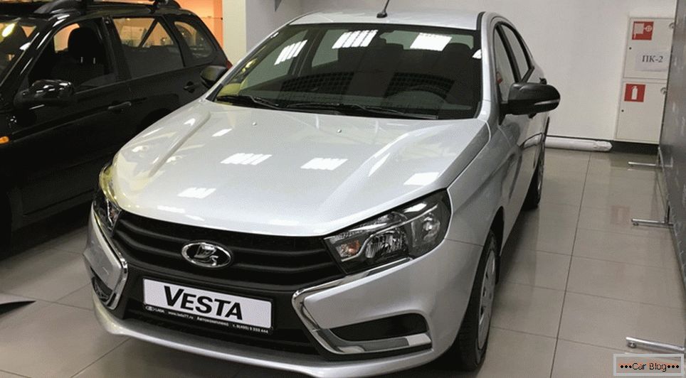 Дилеры Lada Vesta стали получать автомобиль в базовой комплектации