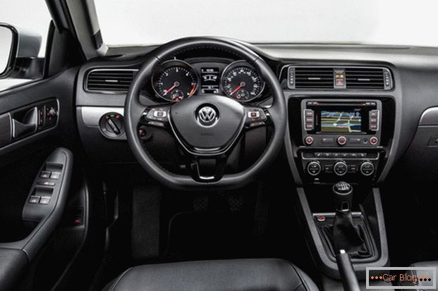 V kabině vozu Volkswagen Jetta