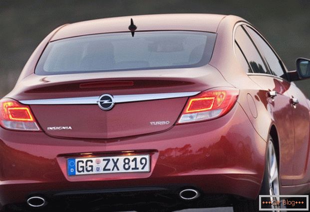 Opel Insignia Car: zadní pohled