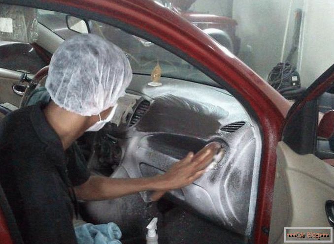 Suché čištění interiéru vozu vlastními rukama.