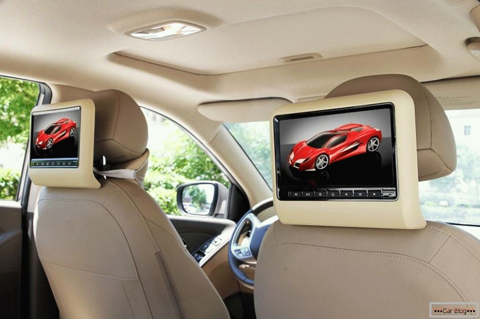 Jak koupit DVD systém se dvěma monitory pro auto nebo minivan.