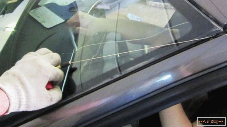 Řezání čelního skla pomocí řetízku