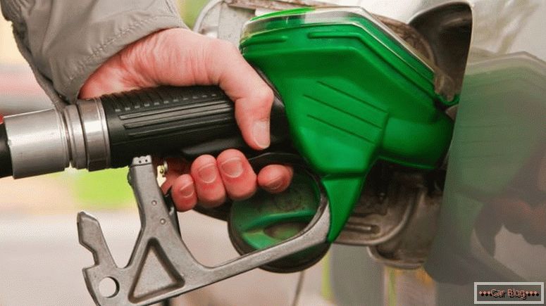Pokud znáte spotřebu paliva, lze vozidlo naplnit v případě potřeby a kolik