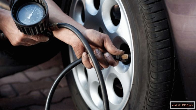 správný tlak v pneumatikách ke snížení spotřeby