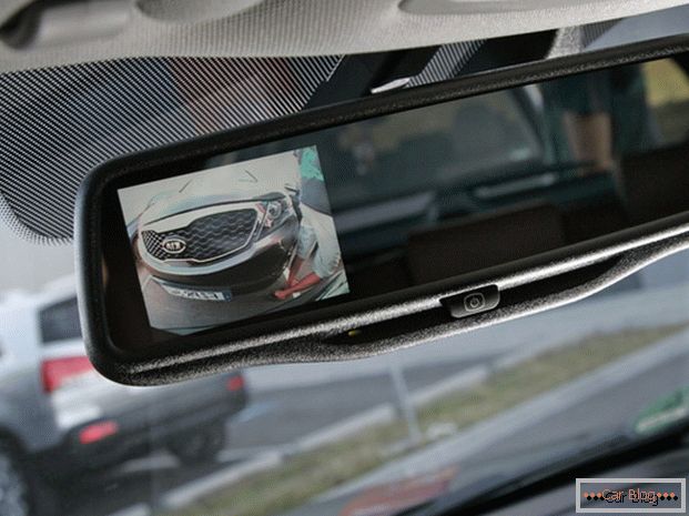Obraz ze zadní kamery lze přenést do zrcadla pomocí monitoru