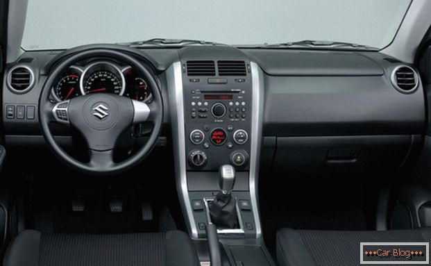 V kabině vozu Suzuki Grand Vitara