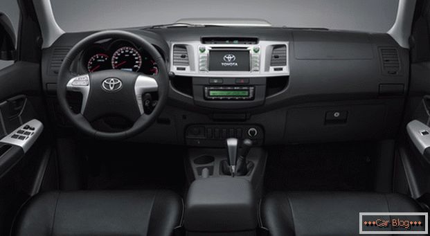Interiér автомобиля Toyota Hajluks не может похвастаться качеством отделки, но комфорт в салоне на высшем уровне