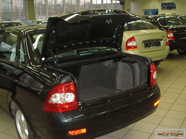 Trvalý sedan Lada Priora вмещает 430 литров груза