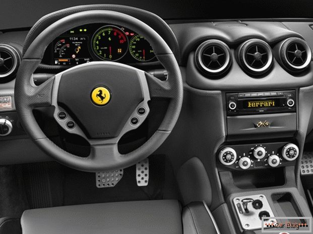 Bose Media System ve vozidle Ferrari
