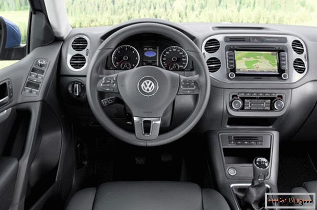 Interiér vozu Volkswagen Tiguan je příkladem německé kvality.