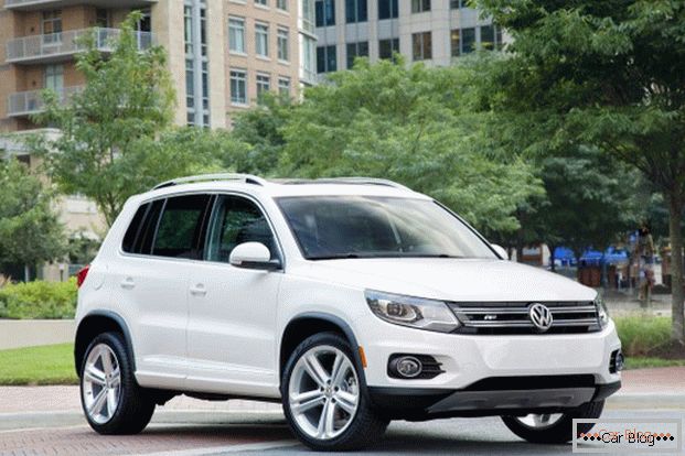 Volkswagen Tiguan s jeho vzhledem inspiruje důvěru, že výlet bude pohodlný a bezpečný