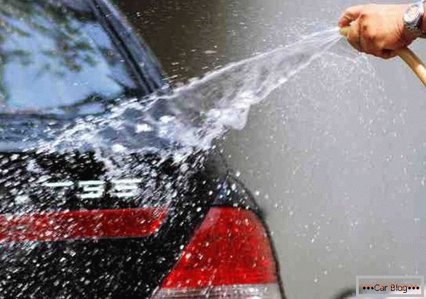 Mytí auta s vodou