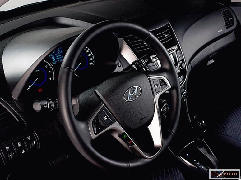 Volant a ovládací prvek Hyundai Solaris 2015