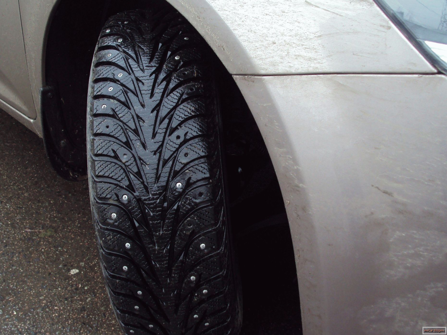 Vláda souhlasí s tím, aby v zimě zavedla pokuty za letní pneumatiky