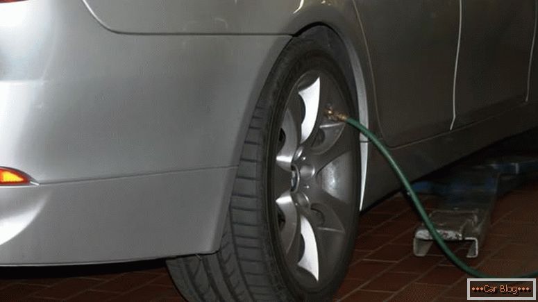 Nafukovací pneumatiky by měly dodržovat doporučení výrobce automobilu, ale nepřekračovat maximální povolený tlak vyznačený na pneumatikách