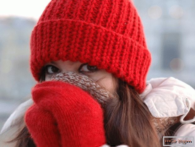 Pokud jste v zimě uvízli v zastaveném autě - oblečte se srdečně