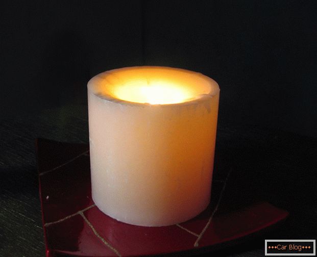 Spálená svíčka vám pomůže zahřát v zastaveném autě.
