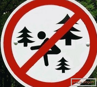 Znak, který zakazuje chodit na toaletu v lese