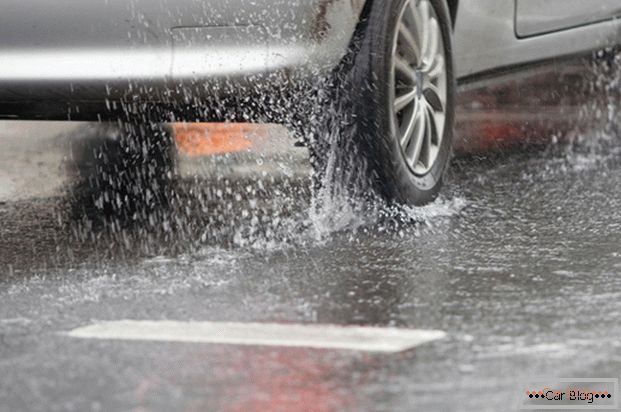 Nesprávná jízda v dešti zvyšuje spotřebu paliva