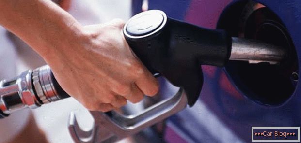 naplňte palivo doporučené výrobcem automobilu