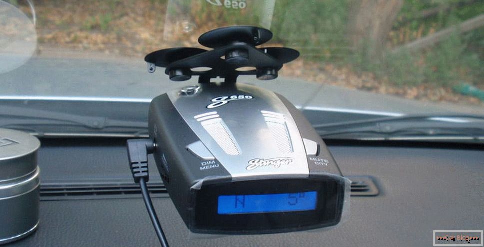 Radarový detektor v autě