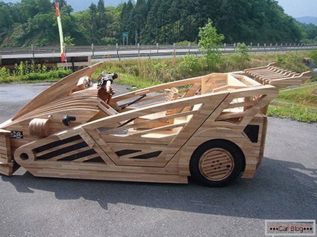 Dřevěné auto