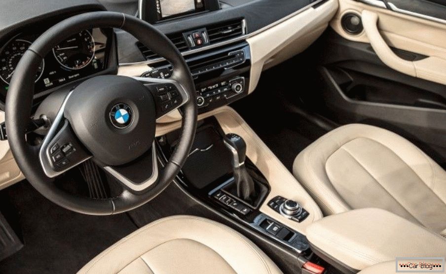 Salonek BMW X1