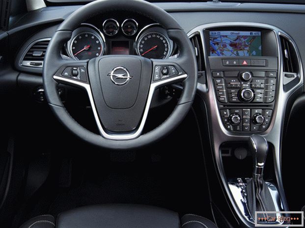 V kabině Opel Astra je vše vybaveno nejmenšími detaily