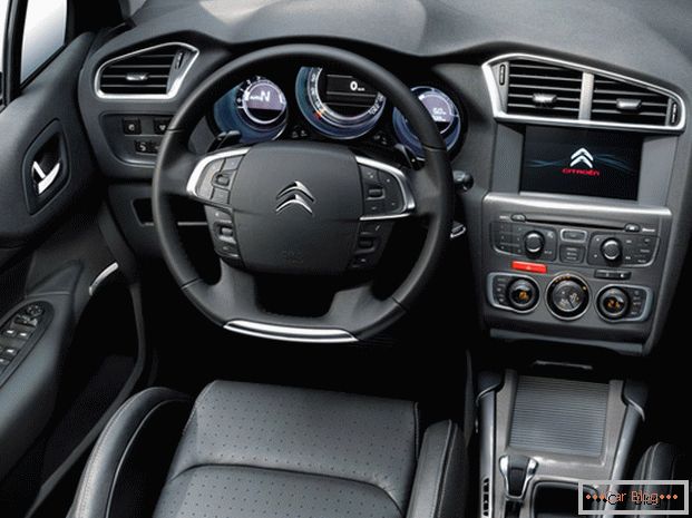 Interiér vozu Citroen C4 se vyznačuje přítomností přístrojové desky z tekutých krystalů