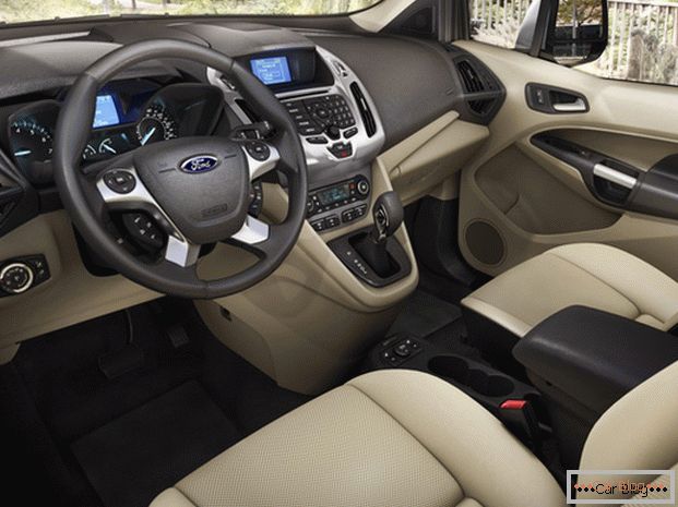 V kabině Ford Connect je vše v němčině s vysokou kvalitou a po ruce.