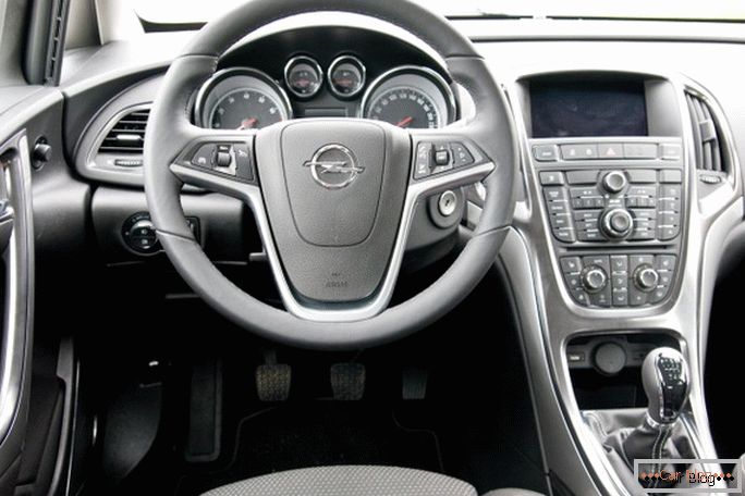 Uvnitř vozu Opel Astra