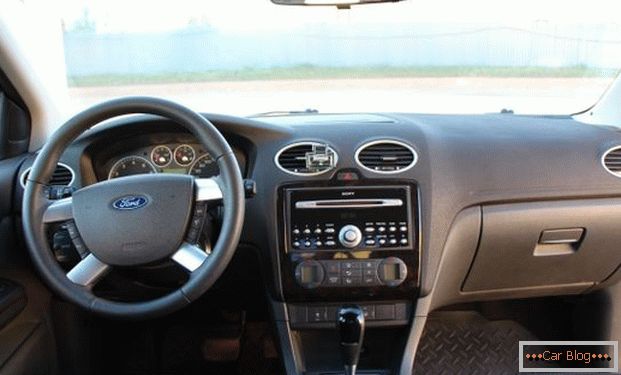 V kabině automobilu Ford Focus