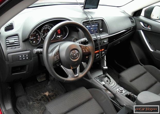 Mazda CX-5, navzdory svým velkolepým vzhledům, má spíše nepřekonatelný interiér.