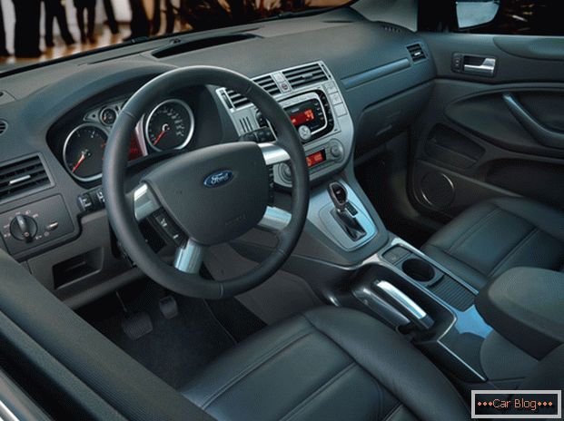 Interiér vozu Ford Kuga наоборот более презентабелен в отличии от внешности автомобиля