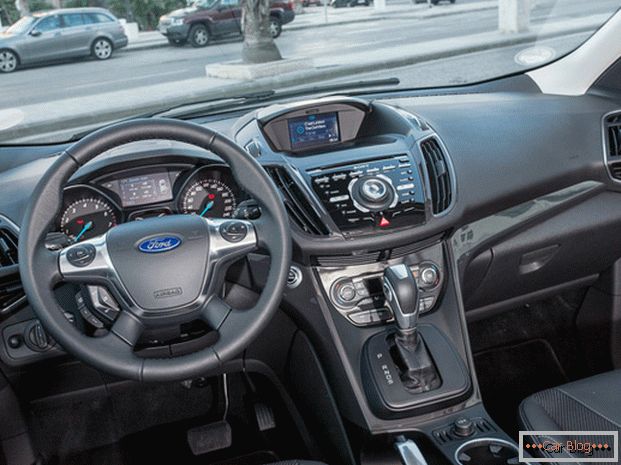 Ford Kuga se pyšní přítomností exotických prvků v kabině