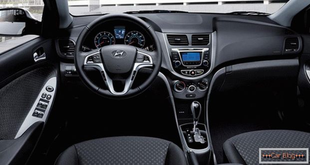 Uvnitř Hyundai Accent mnohem více moderních položek