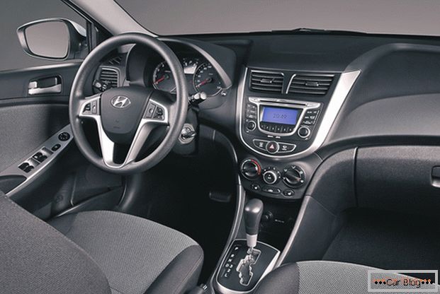 Uvnitř automobilu Hyundai Solaris naleznete prvky moderního interiéru.