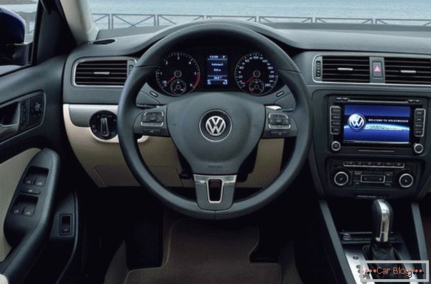 Salon Volkswagen Jetta vás potěší kvalitními úpravami a pohodlnými ovládacími prvky