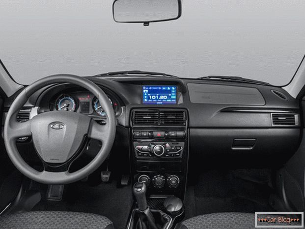 Péče o bezpečnost spotřebitelů, výrobci poprvé poskytli Lada Priora s airbagem